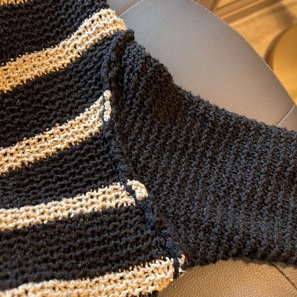 Free People Oversized Sweater size XS, pockets on each side - Picture 9 of 11